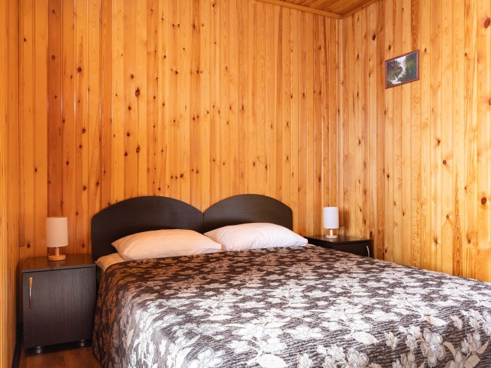 A hotel room on the riverbank with a barbecue area - Country Recreation Club «Usadba Familia» | Photo 3