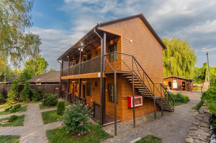 A hotel room on the riverbank with a barbecue area - Country Recreation Club «Usadba Familia» | Photo 1